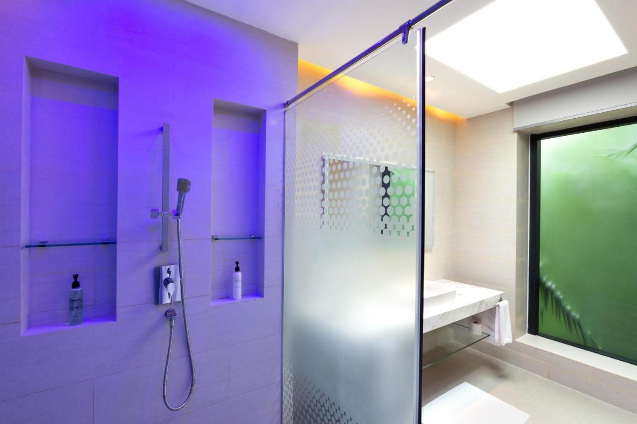 Kandima Maldives Kudahuvadhoo Ngoại thất bức ảnh A shower with a sliding door