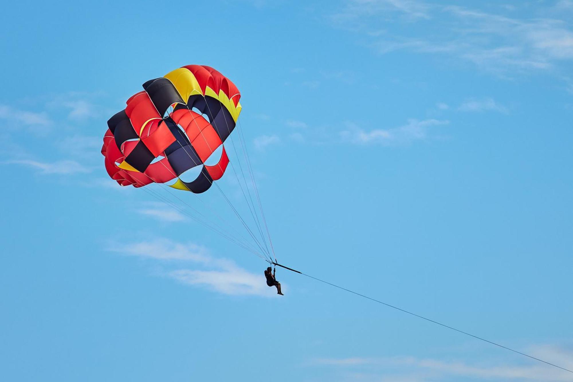 Kandima Maldives Kudahuvadhoo Ngoại thất bức ảnh Parasailing in Pattaya, Thailand